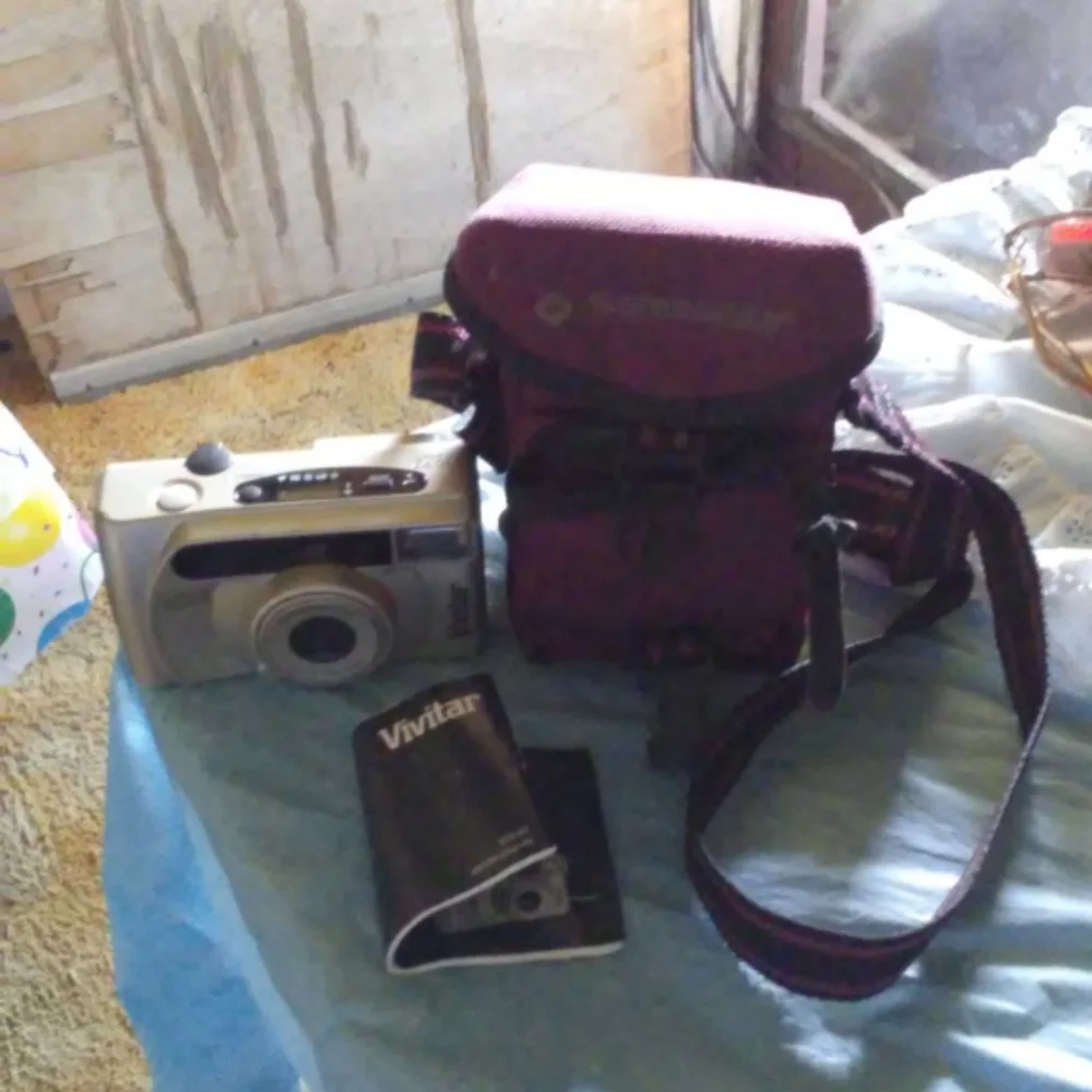 VINTAGE VIVITAR CAMERA WITH STORAGE BAG. - Picture 1 of 1